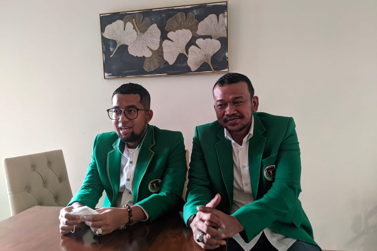 Dua anggota DPRD dari Fraksi PAN Guruh Tirta Lunggana (kiri) dan Riano Ahmad (kanan) resmi pindah ke Partai Persatuan Pembangunan (PPP) saat ditemui di Hotel Sofyan, Jakarta Pusat, Kamis (14/4/2022). 