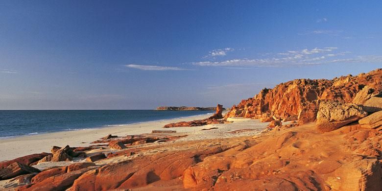 Perkemahan alam bebas di pesisir pantai milik suku Aborigin lokal, yaitu orang Bardi