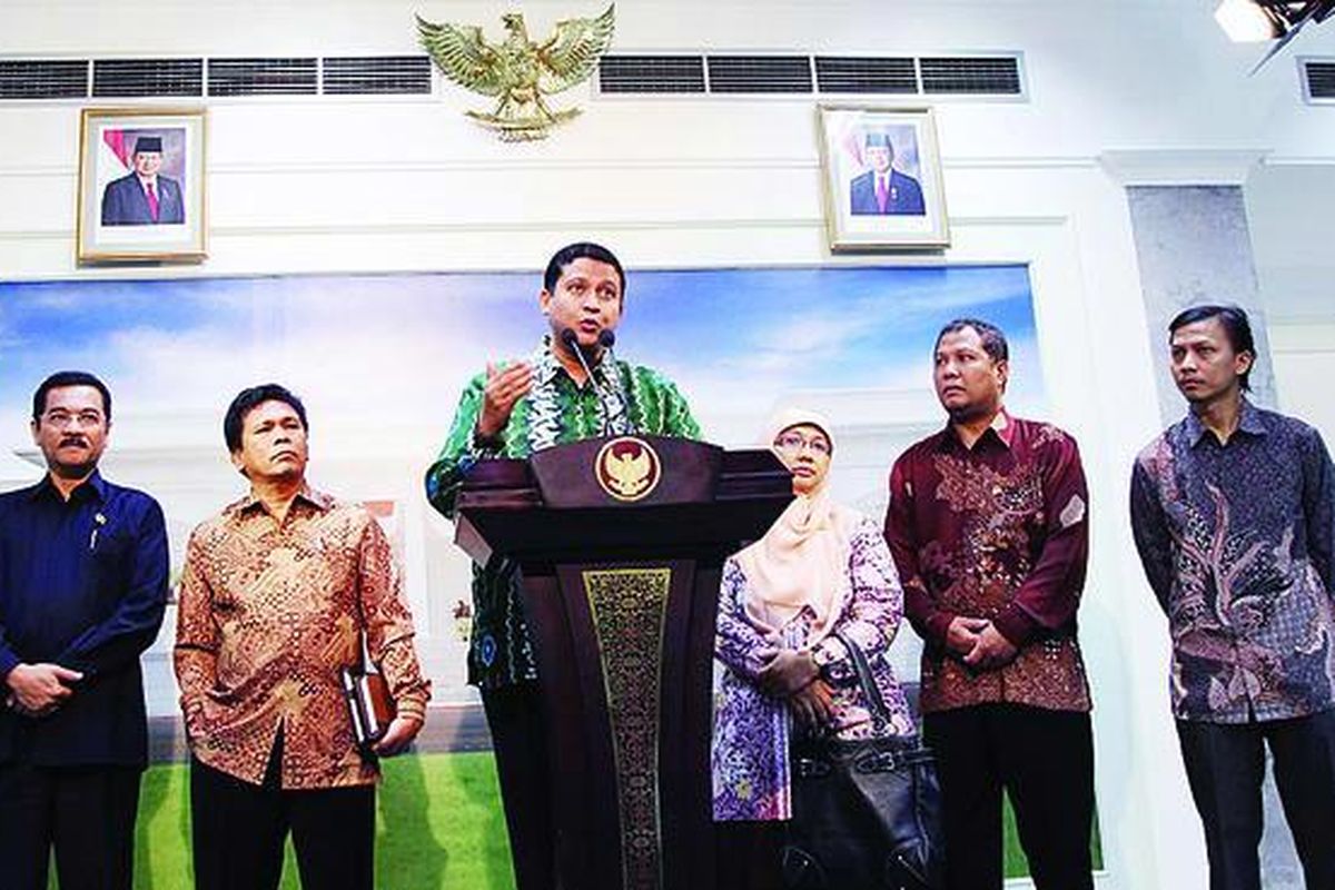 Menteri Dalam Negeri Gamawan Fauzi bersama Ketua Badan Pengawas Pemilu  Muhammad (ketiga dari kiri) memberikan keterangan pers didampingi anggota Bawaslu (dari kanan ke kiri) Daniel Zuchron, Nasrullah, Endang Wihdatiningtyas, dan Nelson Simanjuntak setelah bertemu Presiden Yudhoyono di Kantor Kepresidenan, Jakarta, Selasa (24/7). Bawaslu melaporkan dimulainya pembentukan Bawaslu Provinsi.