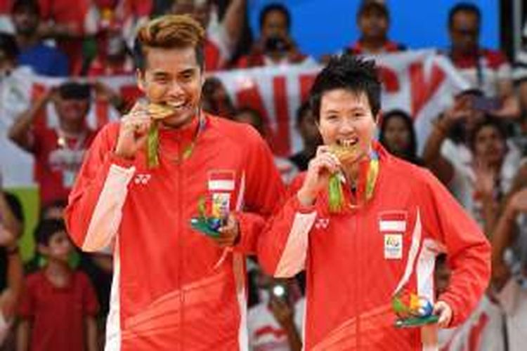 Pasangan ganda campuran Indonesia, Tontowi Ahmad/Liliyana Natsir, berfoto dengan medali emas Olimpiade Rio yang dimenangi setelah mengalahkan wakil Malaysia, Chan Peng Soon/Goh Liu Ying Goh, 21-14, 21-12, pada laga final di Riocentro Pavilion 4, Rio de Janeiro, Brasil, (17/8/2016).