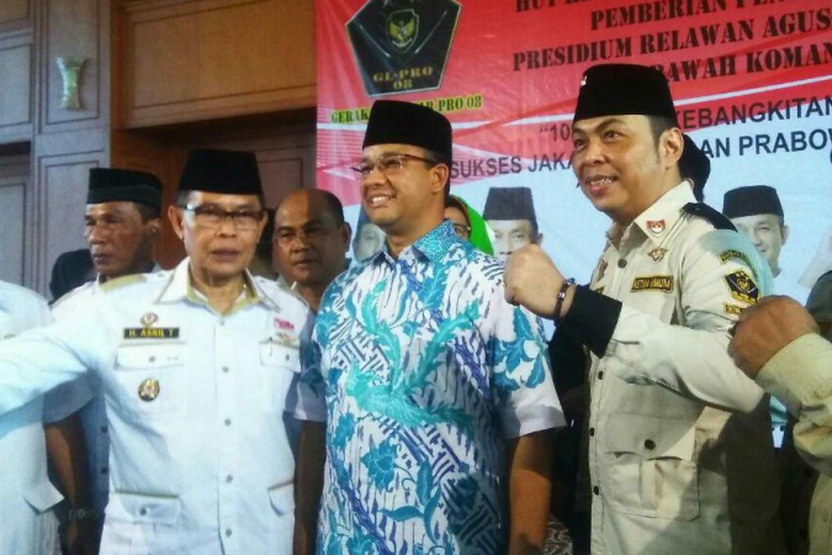 Gubernur terpilih DKI Jakarta Anies Baswedan  merayakan kemenangannya dalam Pilkada DKI bersama dengan kelompok relawan Gerakan Laskar (GL) Pro 08 di IS Plaza, Kamis (25/4/2017)