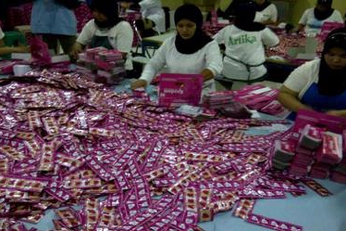 Pekerja mengemas kondom tanpa merek pesanan BKKBN di pabrik PT Mitra Rajawali Banjaran, Kabupaten Bandung, Selasa (8/5/2012).