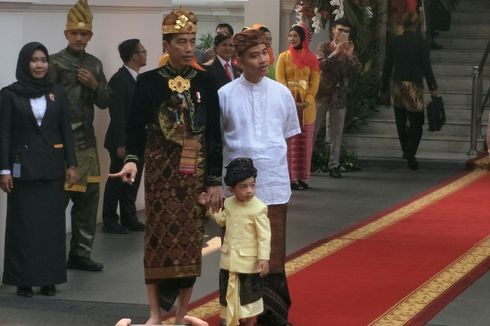 Kompak, Jokowi dan Jan Ethes Lambaikan Tangan Jelang Upacara di Istana
