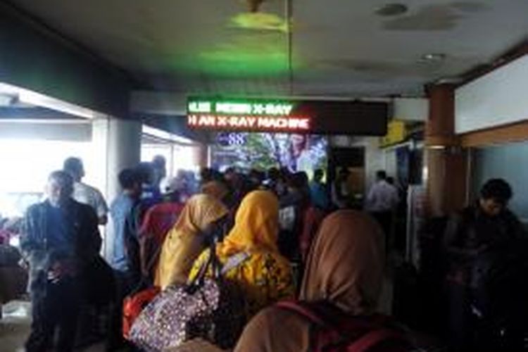 Puluhan penumpang saat memadati pintu keberangkatan Bandara Husein Sastranegata, Jum'at (23/10/2015). Kabut tebal yang menyelimuti langit Bandung membuat aktivitas penerbangan terganggu.