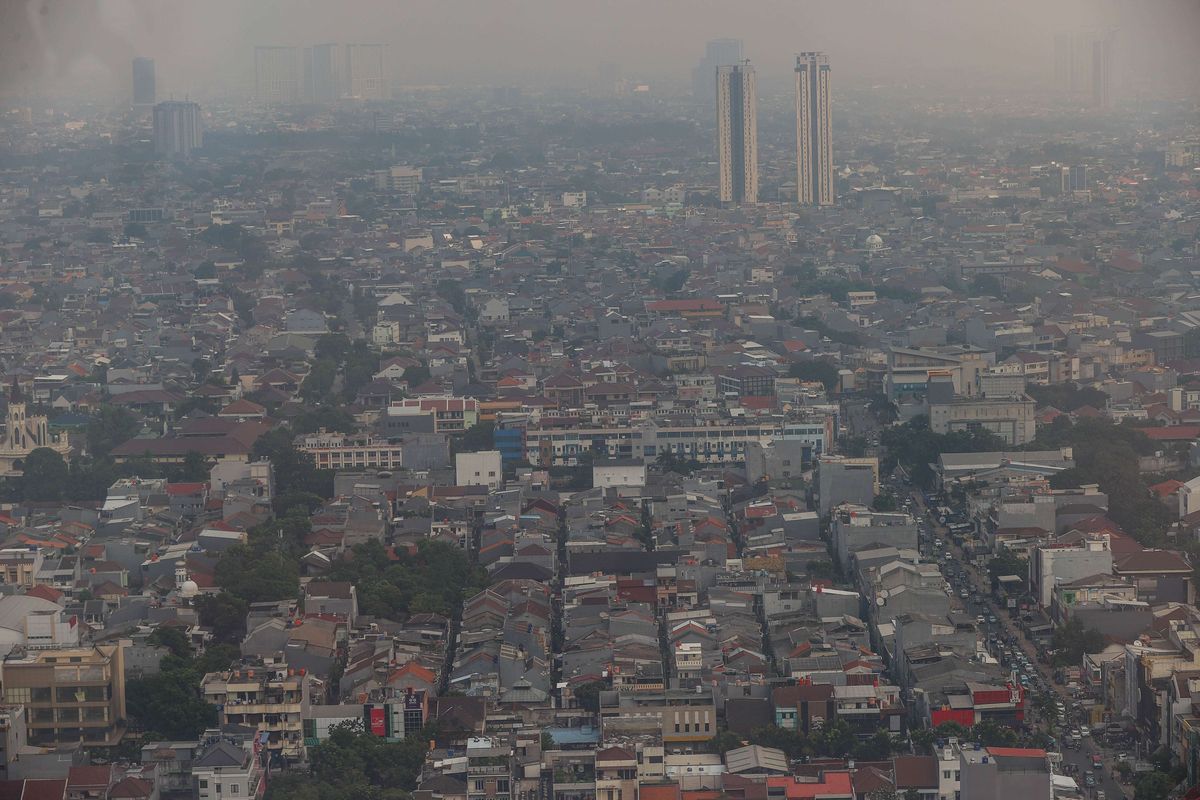 Polusi udara terlihat di langit Ibu Kota Jakarta, Selasa (8/6/2021). Melalui platform pengukur kualitas udara Iqair.com yang merilis kualitas udara, Jakarta masuk 10 besar kota dengan kualitas udara terburuk di dunia dengan menempati urutan ke 4.