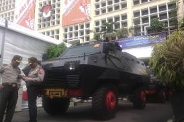 Kendaraan Baracuda yang disiapkan di halaman Gedung Komisi Pemilihan Umum untuk mengantisipasi kemungkinan terburuk, di Gedung KPU, Jalan Imam Bonjol, Jakarta Pusat, Selasa (22/7/2014)