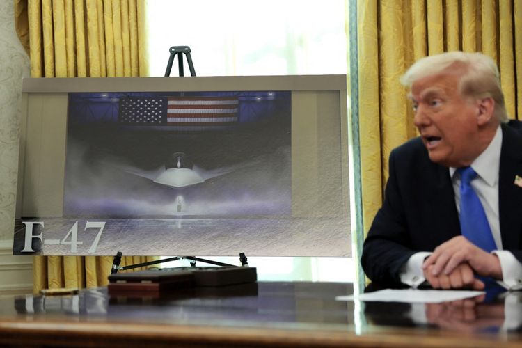 Presiden AS Donald Trump pada Jumat (21/3/2025) mengumumkan program Next Generation of Air Dominance (NGDA), F-47, pesawat tempur generasi keenam berteknologi tinggi Angkatan Udara yang akan menggantikan F-22 Raptor.
