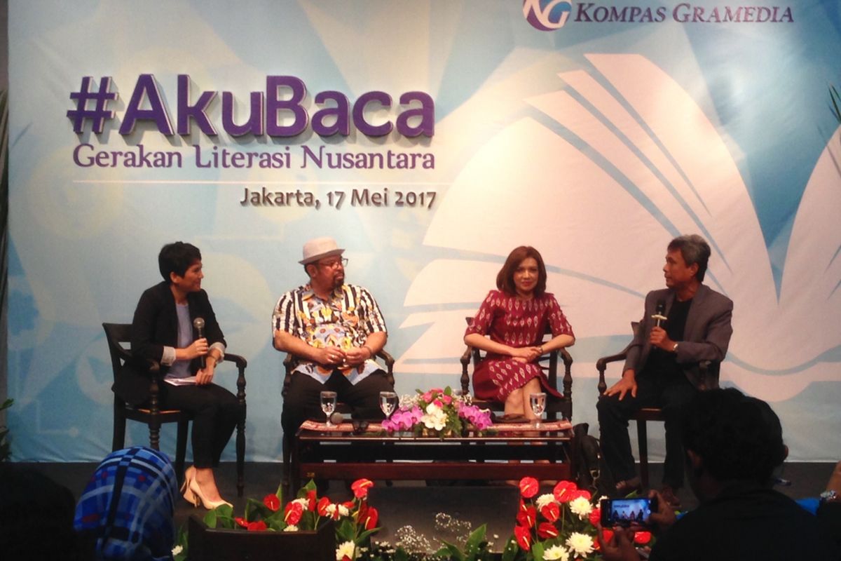 Pendiri Pustaka Bergerak Nirwan Ahmad Arsuka (kanan), Duta Baca Nasional Najwa Shihab, dan Rektor Universitas Multimedia Nusatara Ninok Leksono, saat menghadiri disuksi #AkuBaca di Bentara Budaya Jakarta, Rabu (17/5/2017).