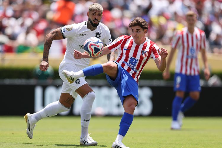 Julian Alvarez dibayangi Alexander Barboza dalam pertandingan Piala Dunia Antarklub 025 Grup B antara Atletico Madrid vs Botafogo di Stadion Rose Bowl pada 23 Juni 2025 di Pasadena, California. (Photo by Alex Pantling - FIFA/FIFA via Getty Images)