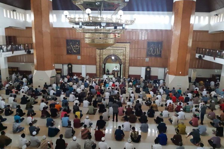 Masjid Ditutup Bolehkah Shalat Tarawih Berjamaah Secara Virtual Halaman All Kompas Com