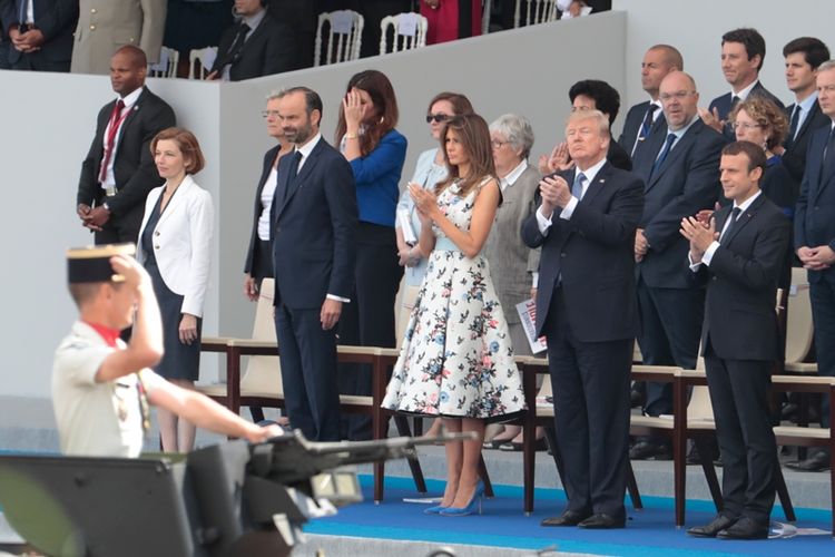 Presiden Prancis Emmanuel Macron, Presiden AS Donald Trump, Ibu Negara AS Melania Trump, Perdana Menteri Perancis Edouard Philippe dan Menteri Pertahanan Prancis Florence Parly menghadiri parade militer tahunan Bastille di jalan Champs-Elysees di Paris, Perancis, pada 14 Juli 2017.