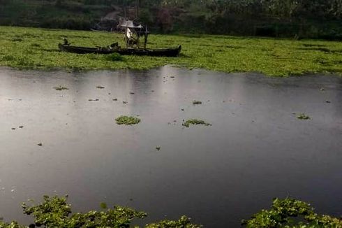 Sungai Bengawan Solo Hitam Pekat, Diduga karena Limbah Industri