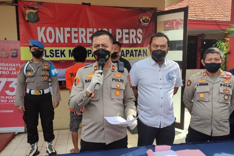 Polisi menangkap pria berinisial AS (26) yang telah mencuri ponsel dan uang milik tenaga kesehatan, SI (38) di Klinik Siti Khadijah Jalan Bangka XI, Mampang Prapatan, Jakarta Selatan.
