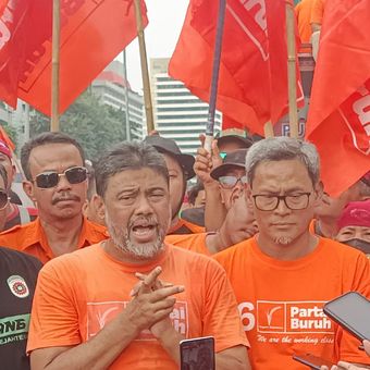 Presiden Konfederasi Serikat Pekerja Indonesia (KSPI), Said Iqbal dan beberapa rekannya menjalani aksi May Day dengan bendera Partai Buruh, di Kawasan Patung Kuda, Monas, Jakarta Pusat, Senin (1/5/2023).