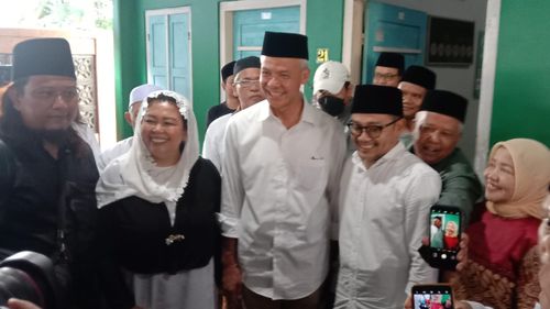 Ziarahi Makam Kakek Buyut Cak Imin, Ganjar Sempat Foto bareng Gus Salam
