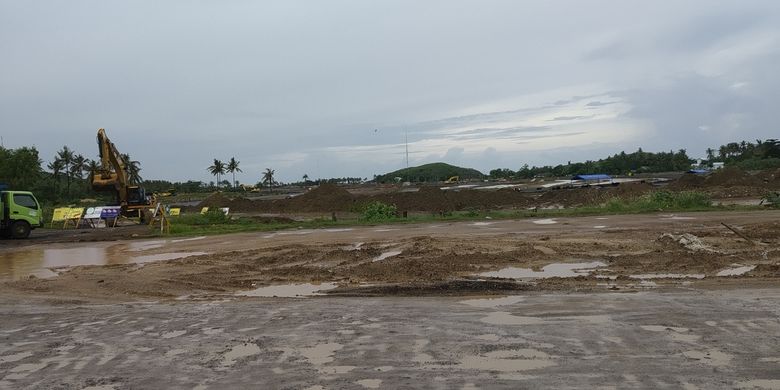 suasana alat berat yang terparkir digenangan air pasca banjir di Kuta Mandalika, sekitar Sirkut MotoGP, Lombok Tengah. 