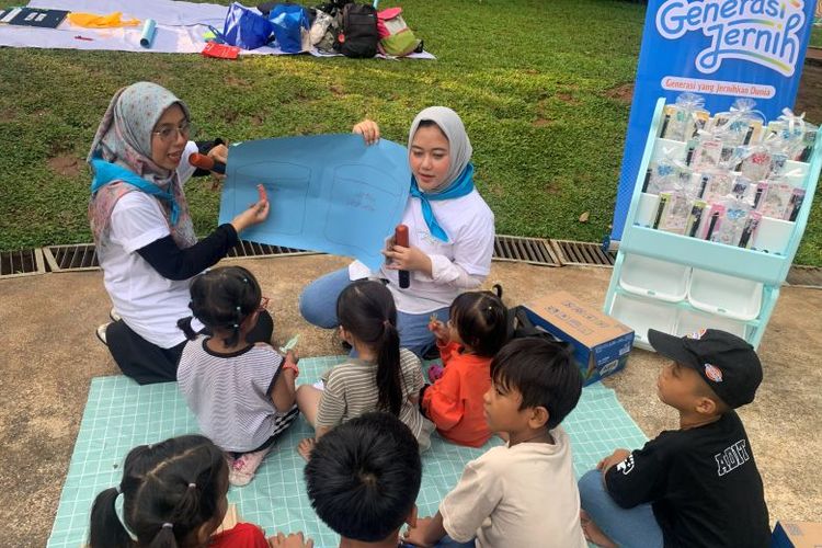 Sesi Kids Corner dalam kegiatan Charitrip Spesial Hari Peduli Sampah Nasional yang diselenggarakan Generasi Jernih di Taman Literasi Christina Martha Tiahahu, Jakarta Selatan, Sabtu (21/2/2026).