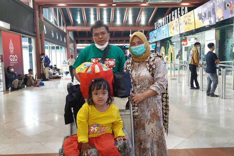 Ahmad Safii (32), warga Kelapa Dua, Tangerang Selatan yang berencana mudik ke Mandailing Natal, Sumatera Utara, menumpang pesawat dari Bandara Soekarno Hatta, Sabtu (30/4/2022).