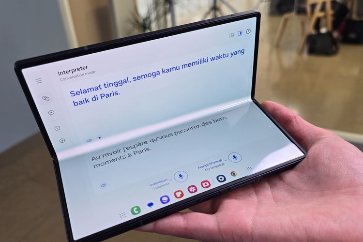 Fitur interpreter Galaxy AI di Samsung Galay Z Fold 6 lebih mudah digunakan. Sebab, tampilan Interpreter lebih intuitif karena bisa ditampilkan di layar sekunder sekaligus di layar utama.