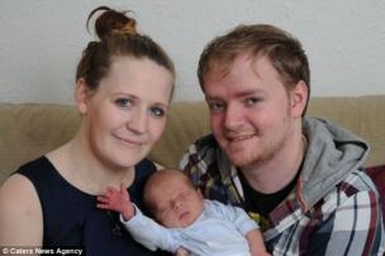 Sarah Pearson, suamiya Graeme Smith dan bayi mereka Charlie.