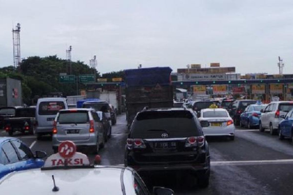 Antrean kendaraan di Gerbang Tol Kapuk di Jalan Tol Prof Sedyatmo, Jumat (18/3/2016) siang. Antrean  terjadi akibat kendaraan dari arah Bandara Soekarno-Hatta dan Pelabuhan Merak, baik yang menuju Slipi ataupun Grogol, berebut masuk pintu tol reguler yang letaknya ada di tengah gerbang tol. 