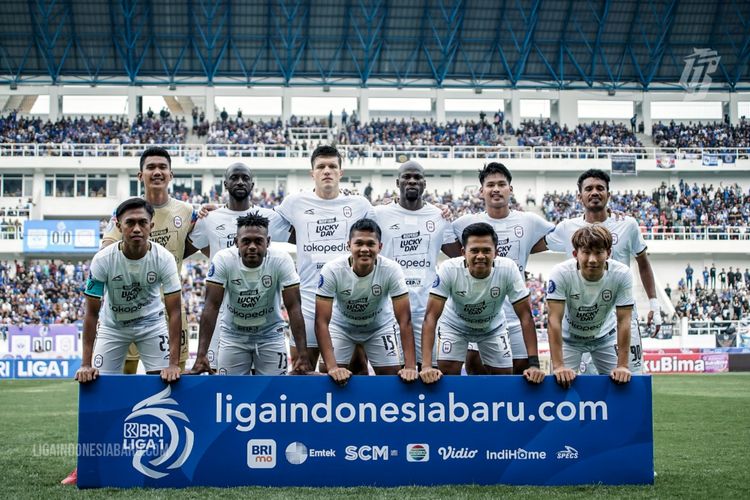 RANS Nusantara FC foto bersama jelang kick off pertandingan pekan 1 Liga 1 2022-2023 melawan PSIS Semarang yang berakhir dengan skor 0-0 di Stadion Jatidiri Semarang, Sabtu (23/7/2022) sore. Terkini, RANS Nusantara FC akan bertanding melawan Barito Putera pada pekan ketujuh Liga 1 2022-2023. Laga RANS vs Barito Putera dijadwalkan berlangsung di Stadion Pakansari, Kabupaten Bogor, pada Senin (29/8/2022) sore WIB.