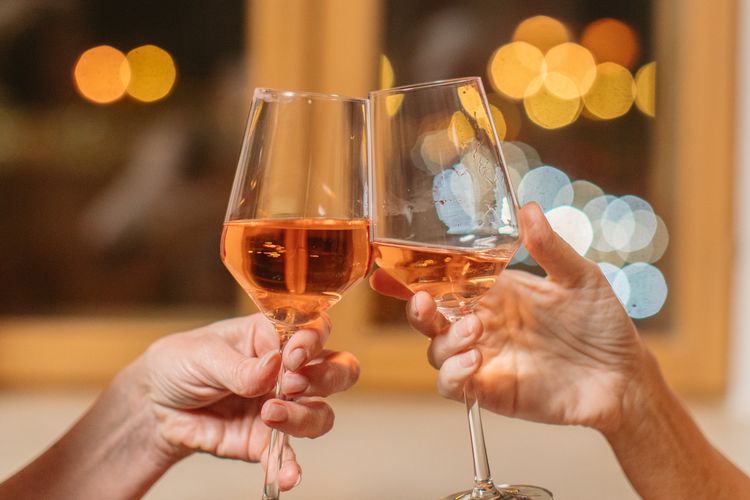 Hobi menenggak minuman beralkohol bisa memperbesar risiko kanker mulut. Kecanduan alkohol tak bisa berhenti, studi menemukan molekul penyebab hal tersebut, dan yang mempengaruhi otak.