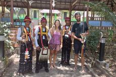 Kunjungi Kampung Adat, Turis Portugal Pakai Kain Songke dan Selendang Manggarai