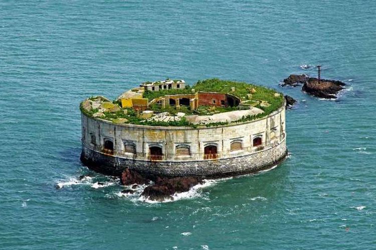 Benteng Stack Rock di Inggris yang didirikan pada awal 1850-an ini dijual dengan harga 400.000 poundsterling atau sekitar Rp 7,4 miliar.
