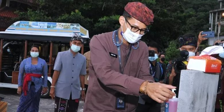 Menteri Pariwisata dan Ekonomi Kreatif (Menparekraf) Sandiaga Salahuddin Uno (kanan) mencoba fasilitas protokol kesehatan berupa wastafel untuk mencuci tangan di Pantai Pandawa, Badung, Bali, Kamis (11/2/2021)