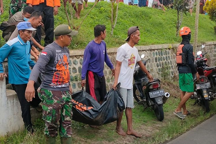 Jenazah Arifin yang hanyut di Sungai Bondoyudo berhasil ditemukan, Senin (24/10/2022)