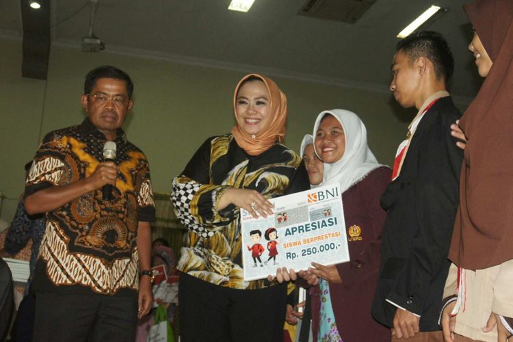 Mensos Idrus Marham (kiri) dan Bupati Karawang Cellica Nurrachadiana (tengah) saat menyerahkan beasiswa kepada siswa berprestasi di Aula Husni Hamid, Kamis (1/3/2018)