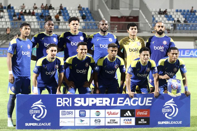 Pemain inti Arema FC foto bersama sebelum menjalani laga pekan ke-22 Super league 2025-2026 melawan Madura United yang berakhir dengan skor 2-2 di Stadion Gelora Ratu Pamelingan Pamekasan, Sabtu (21/2/2026) malam.