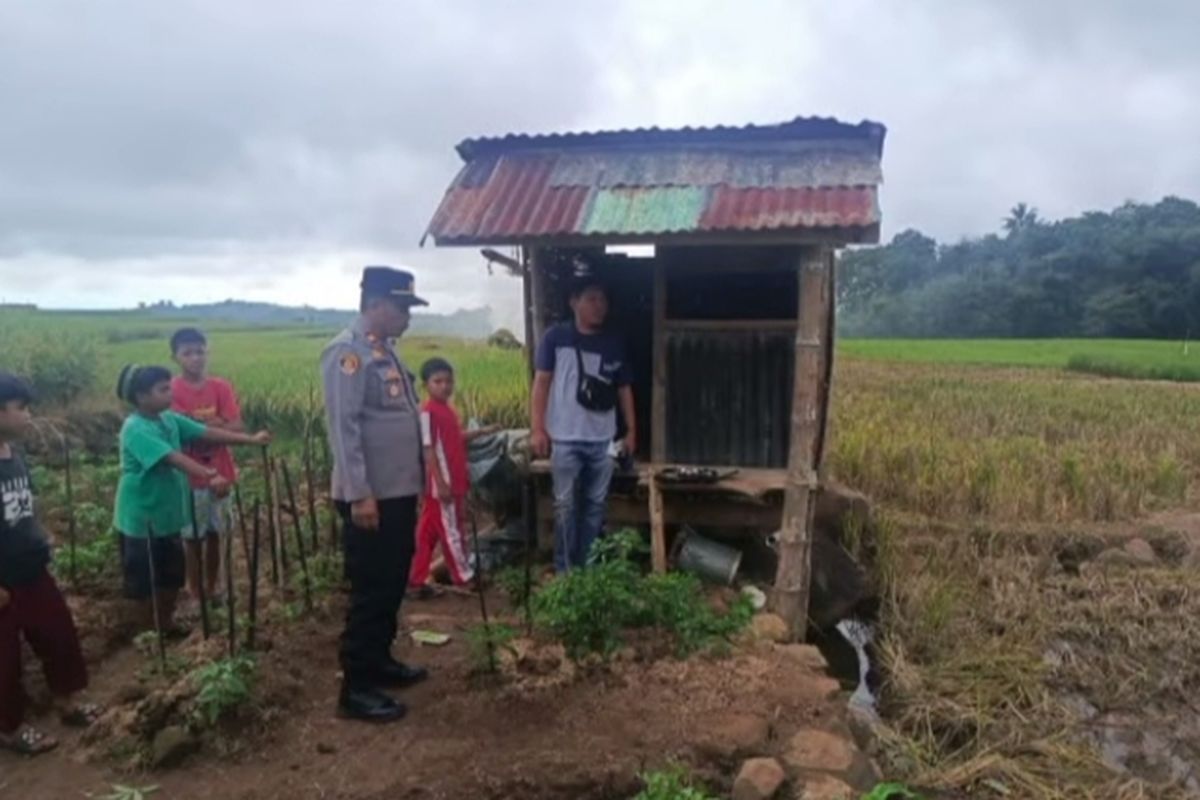 Aparat kepolisian tengah menggelar olah tempat kejadian perkara (TKP) penemuan bayi di gubuk tengah sawah di Kabupaten Jeneponto, Sulawesi Selatan. Senin, (5/5/2025).