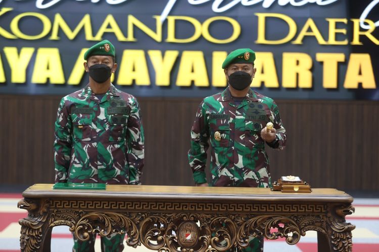 Kepala Staf Angkatan Darat (KSAD) Jenderal Dudung Abdurachman memimpin serah terima jabatan Panglima Kodam (Pangdam) Jaya dari Mayor Jenderal (Mayjen) Mulyo Aji kepada Mayjen Untung Budiharto di Markas Besar TNI AD, Jakarta, Senin (10/1/2022).