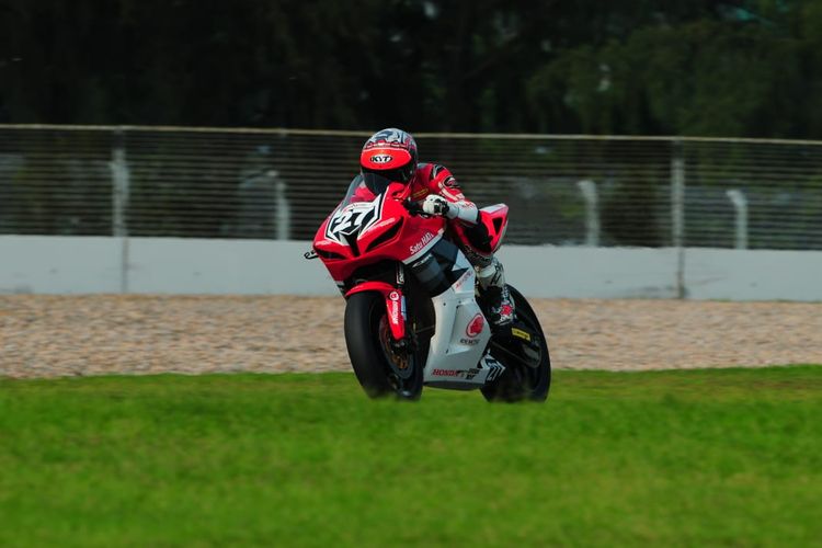 Pebalap Astra Honda Racing Team (AHRT) kelas Supersport (SS) 600, Andi Farid Izdihar atau yang dikenal sebagai Andi Gilang.