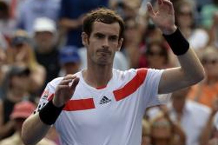 Petenis Inggris, Andy Murray merayakan kemenangan atas Florian Mayer dari Jerman, pada babak ketiga US Open (AS Terbuka) di USTA Billie Jean King National Tennis Center, New York, Minggu (1/9/2013). Murray menang 7-6 (2), 6-2, 6-2.