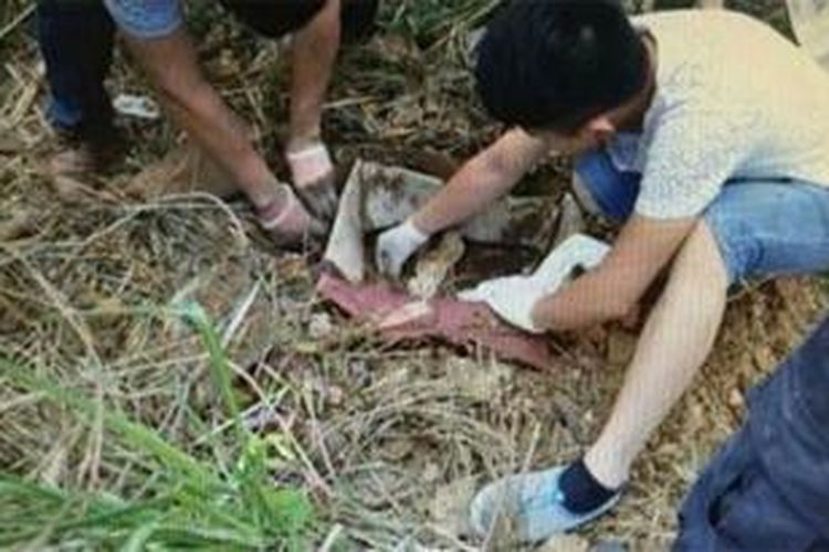 Setelah melakukan penggalian di sebuah area pemakaman di Tiandong, provinsi Guangxi, China, polisi menemukan kardus berisi seorang bayi laki-laki yang masih merah. Setelah delapan hari dikubur, bayi ini ditemukan masih dalam kondisi hidup.