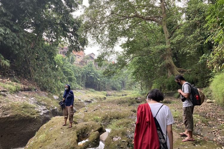 Salah satu titik Sungai Ciliwung yang memiliki pesona indah, lengkap dengan pepohona rindang, serta rerumputan dan semak belukar yang masih hijau dan asri, Kota Bogor, Senin (24/5/2021).