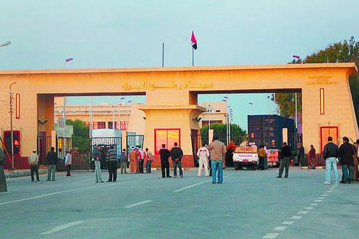 Pintu Gerbang Rafah merupakan satu-satunya pintu gerbang dari Mesir untuk masuk ke wilayah Gaza. Pintu gerbang ini sangat strategis. Bantuan makanan, obat-obatan, dan pakaian setiap hari disalurkan ke Jalur Gaza lewat pintu gerbang ini. Para korban serangan pesawat tempur Israel juga dikirim ke Mesir dari Jalur Gaza lewat pintu gerbang ini. Suasana pintu gerbang pada Rabu (14/1).  