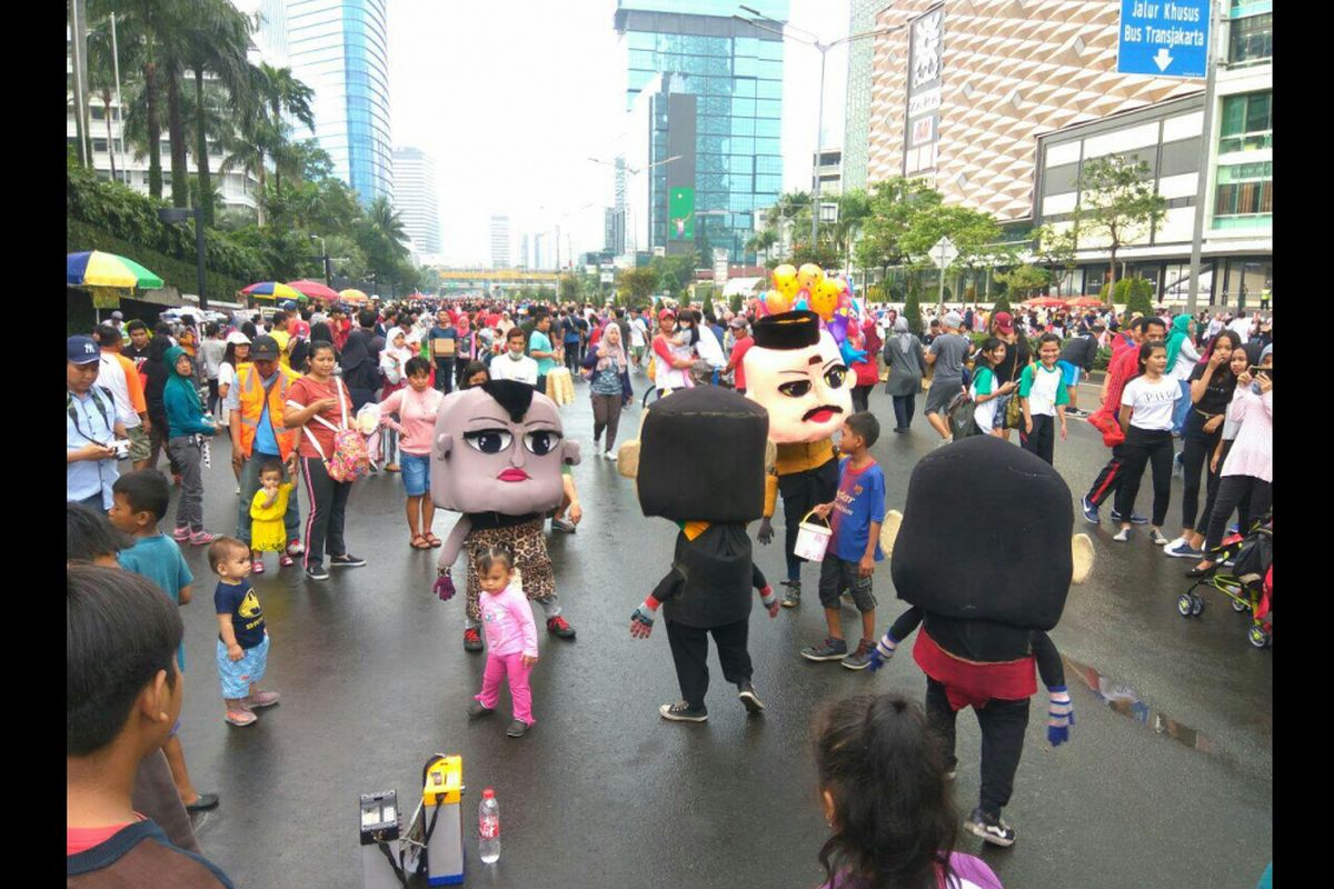 Aksi badut imut menarik perhatian masyarakat di Car Free Day Jalan Sudirman-Thamrin, Minggu (25/2/2018).