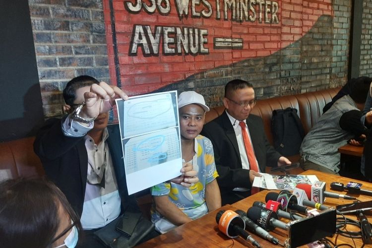 Eko Mega Bintang (tengah) bersama tim kuasa hukumnya saat menjelaskan duduk perkara dugaan kasus pelanggaran kontrak kerja terhadap Rony Dozer di kawasan Tebet, Jakarta Selatan, Senin (21/2/2022). Eko telah melayangkan dua kali somasi kepada istri mendiang aktor dan komedian Rony Dozer, Dina Mediana Kurniawati. 