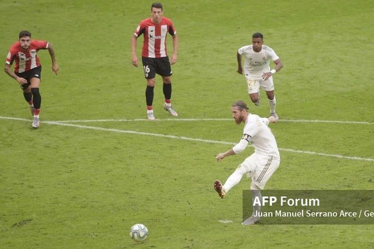 Sergio Ramos memanfaatkan hadiah penalti menjadi gol dalam laga Athletic Bilbao vs Real Madrid, Minggu (5/7/2020) malam WIB di Stadion San Mames.