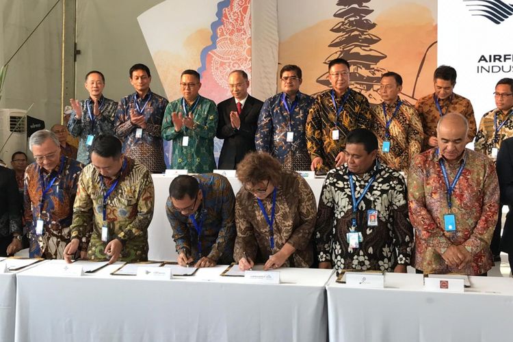 Suasana penandatanganan kesepakatan kerja sama investasi yang melibatkan 14 BUMN untuk 19 transaksi di proyek pembangunan infrastruktur di Indonesia dengan nilai mencapai 13,5 miliar dollar AS atau Rp 202 triliun, Kamis (11/10/2018). Penandatanganan dilakukan dalam sesi khusus Indonesia Investment Forum 2018 di dalam acara Pertemuan Tahunan IMF-Bank Dunia 2018 di Nusa Dua, Bali.