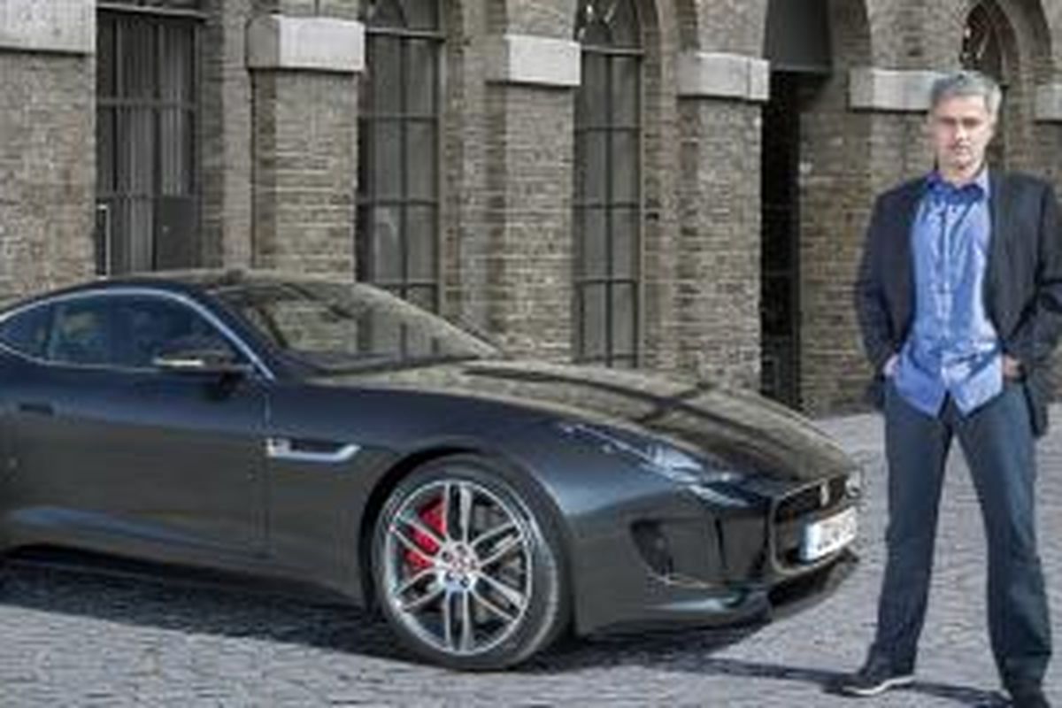 Mourinho jadi konsumen pertama yang menerima Jaguar F-Type Coupe R di seluruh Inggris.