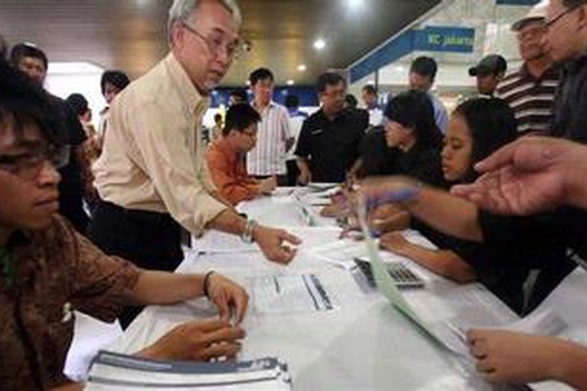 Calon investor memadati meja pengisian berkas pembelian saham saat penawaran umum saham perdana PT Krakatau Steel (KS) di Bank Mandiri, Tanah Abang, Jakarta, Selasa (2/11/2010). Sebanyak 3,15 miliar saham dilepas ke publik dengan harga penawaran Rp 850. Penawaran berlangsung hingga 4 November 2010