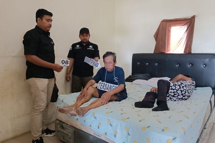 Polsek Makasar menggelar rekonstruksi kasus pembunuhan Fetty (38) di sebuah penginapan di Kelurahan Pinang Ranti, Kecamatan Makasar, Jakarta Timur, Senin (20/3/2023).