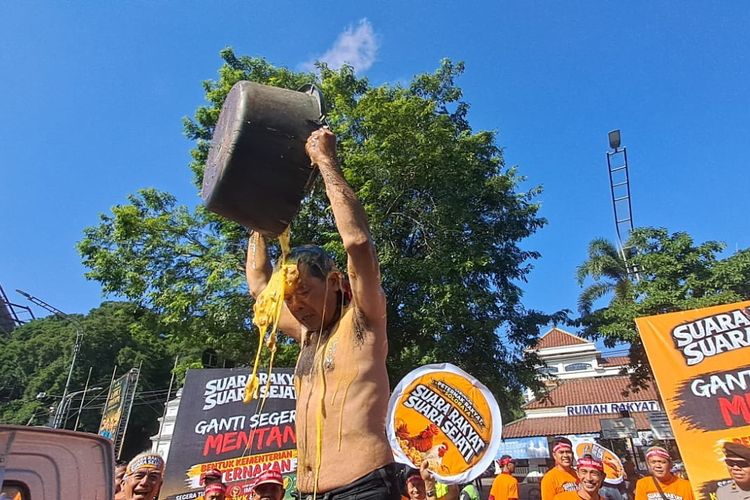 Harga Anjlok, Peternak Soloraya Mandi Telur dan Bagi Ayam-Telur secara Gratis sebagai Protes