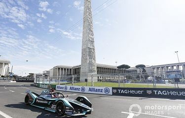 Suasana balap Formula E yang berlangsung di Roma, Italia.