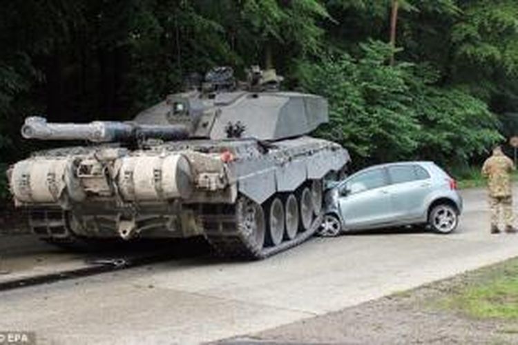 Dalam foto ini terlihat tank Challenger 2 milik AD Inggris melindas sebuah mobil yang dikendarai seorang pemuda di kota Lippe, Jerman. Beruntung pemuda tersebut lolos dari maut meski mobilnya hancur.